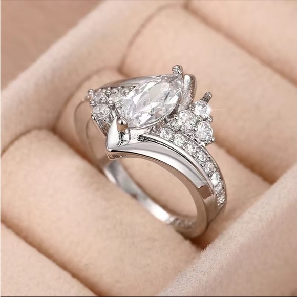 New Women’s Gorgeous 925 Silver Diamond Ring - Picture 5 of 7